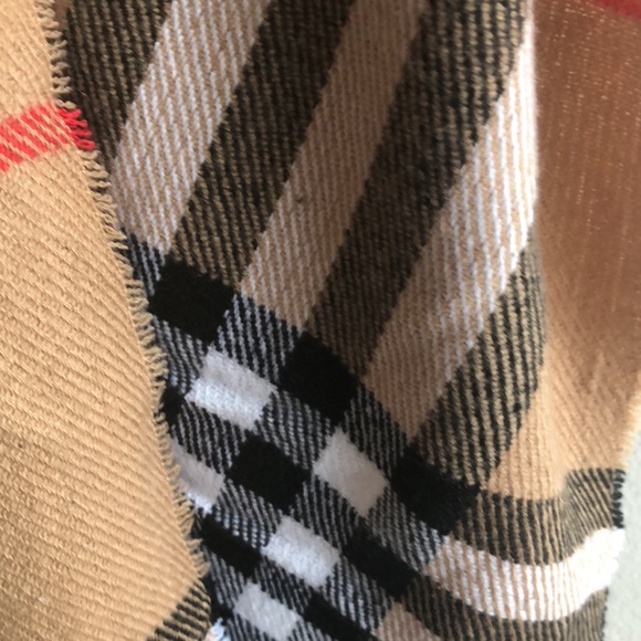 BNWT Gorgeous Plaid Scarf - Picture 3 of 3